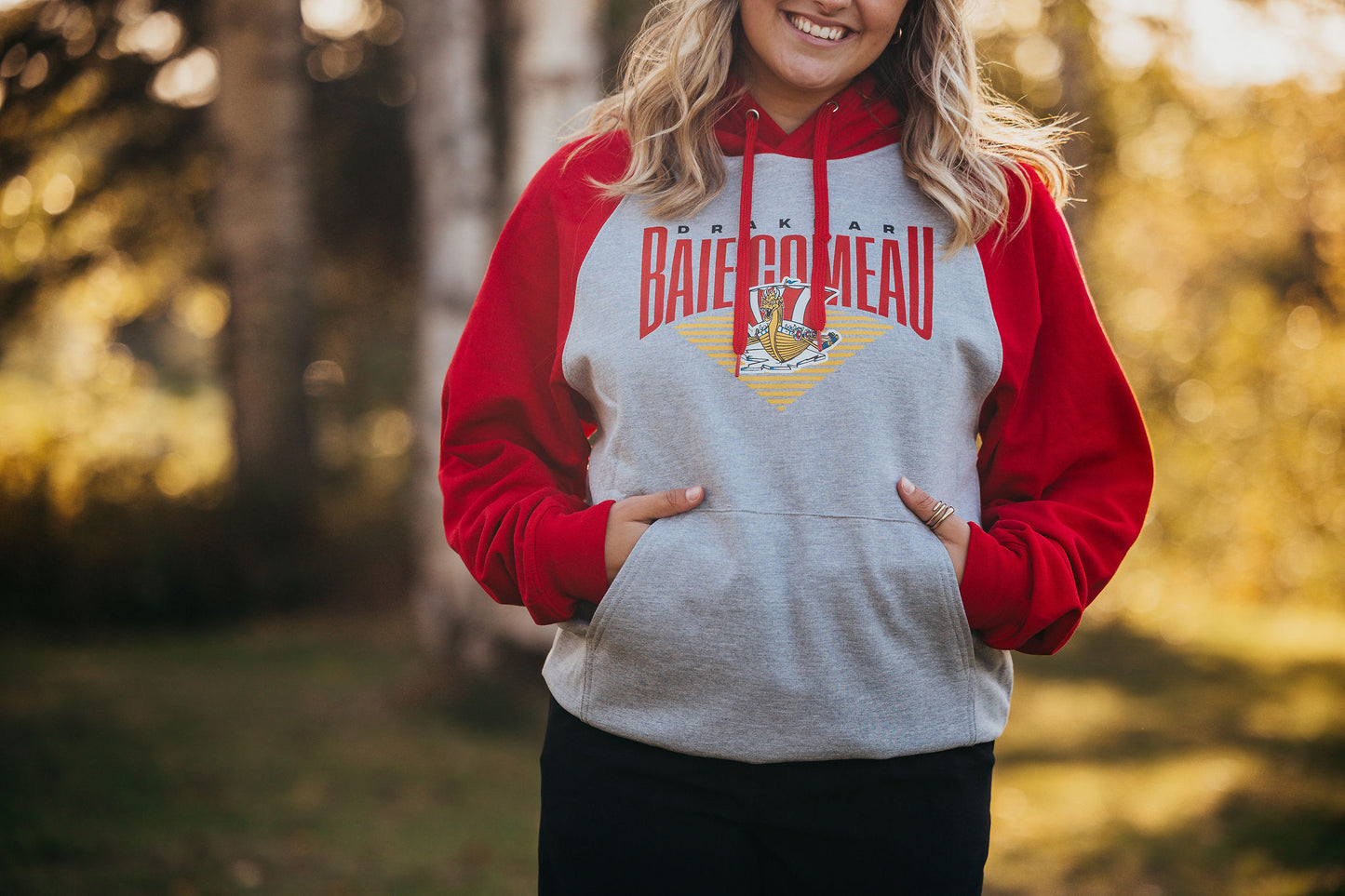 Chandail à capuchon rouge et gris