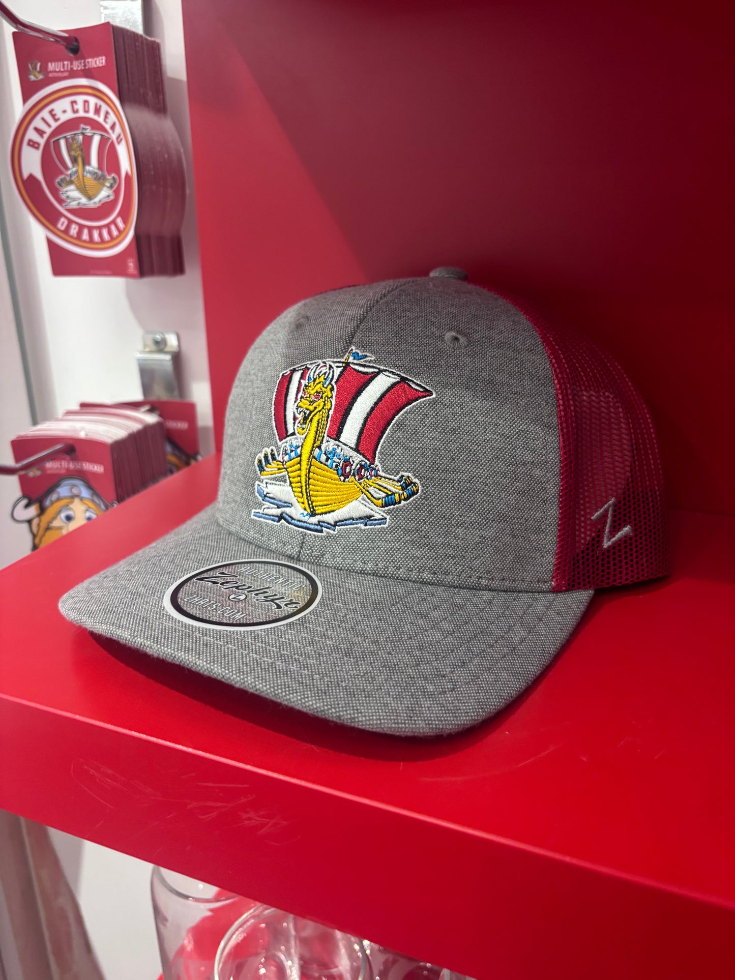 Casquette 2 tons rouge et grise dos en maille