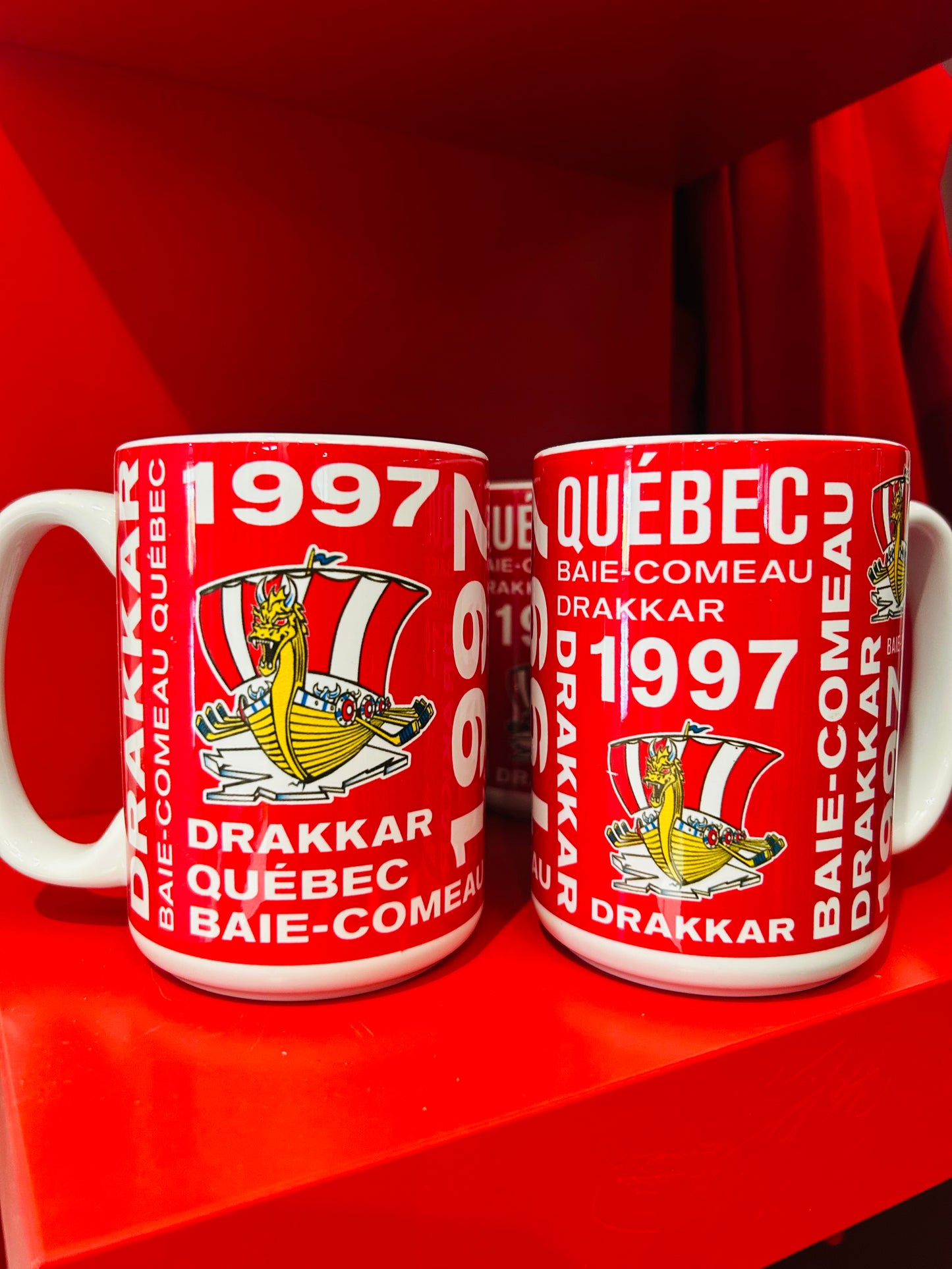 Tasse blanche et rouge