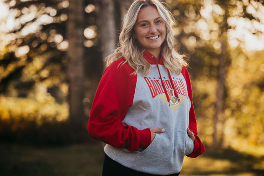 Chandail à capuchon rouge et gris